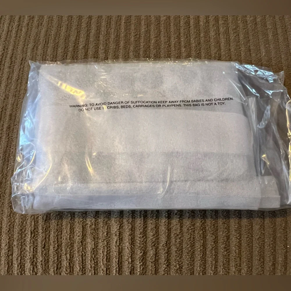 Coach Corner Zip Wristlet
In Signature Canvas nwt in packaging - Picture 4 of 4